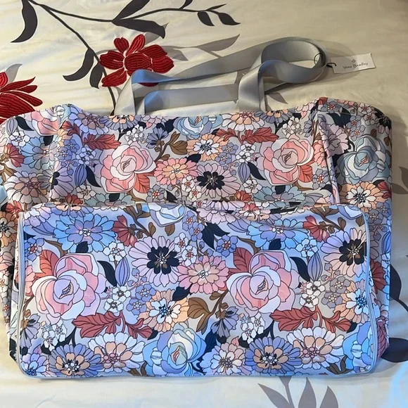 Vera Bradley Deluxe Very Large Family Tote in Aloha Blooms pattern - Picture 4 of 10